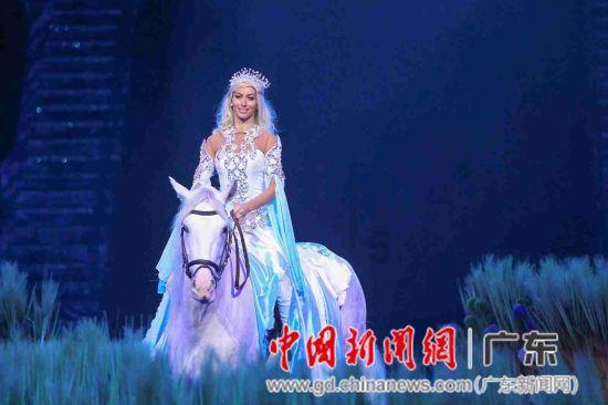 和男性朋友一起约女生一个人出来吃饭。她说一个人不好意思应该怎么回？
